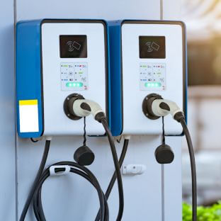 Borne de recharge rapide sur parking entreprise