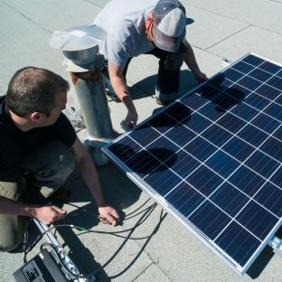 Panneaux solaires ICI sur toit d’entreprise